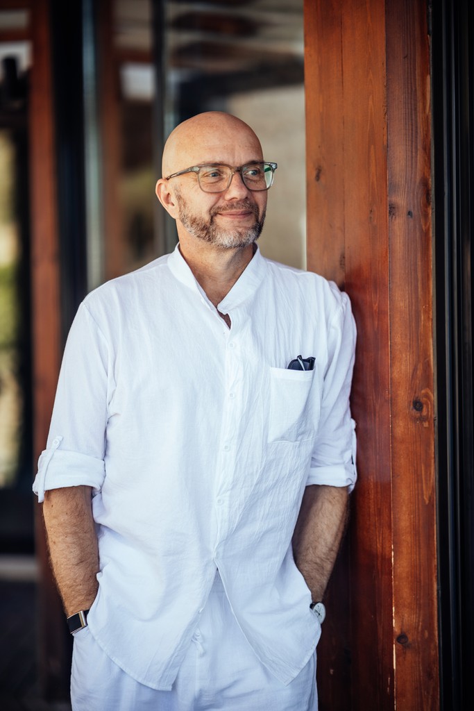 Michael Ehlers in einem hellen Hemd, lächelnd im Gespräch