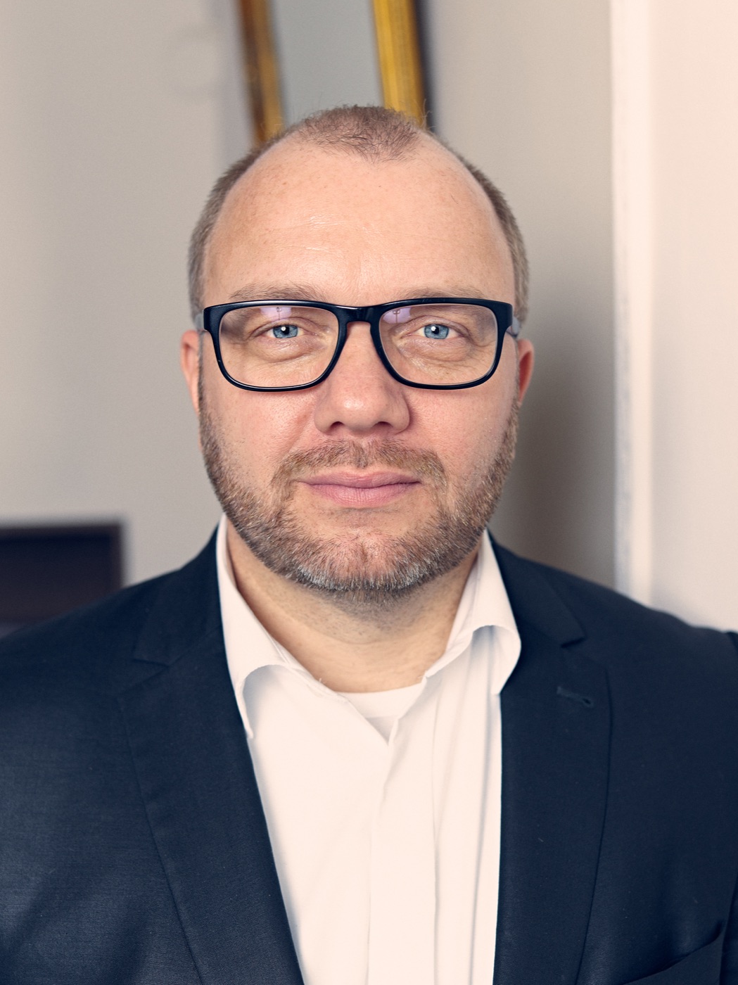 Porträt von Michael Ehlers im dunklen Anzug